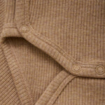 Der gerippte Wickel-Body in braun von Fixoni besticht durch eine Mischung aus Modal und&nbsp; Baumwolle und bietet somit angenehmen Tragekomfort für Ihr Baby. Das praktische Design sorgt für einfache Handhabung und hält Ihr Kind warm und geschützt. Ideal für den Alltag und vielseitig kombinierbar.