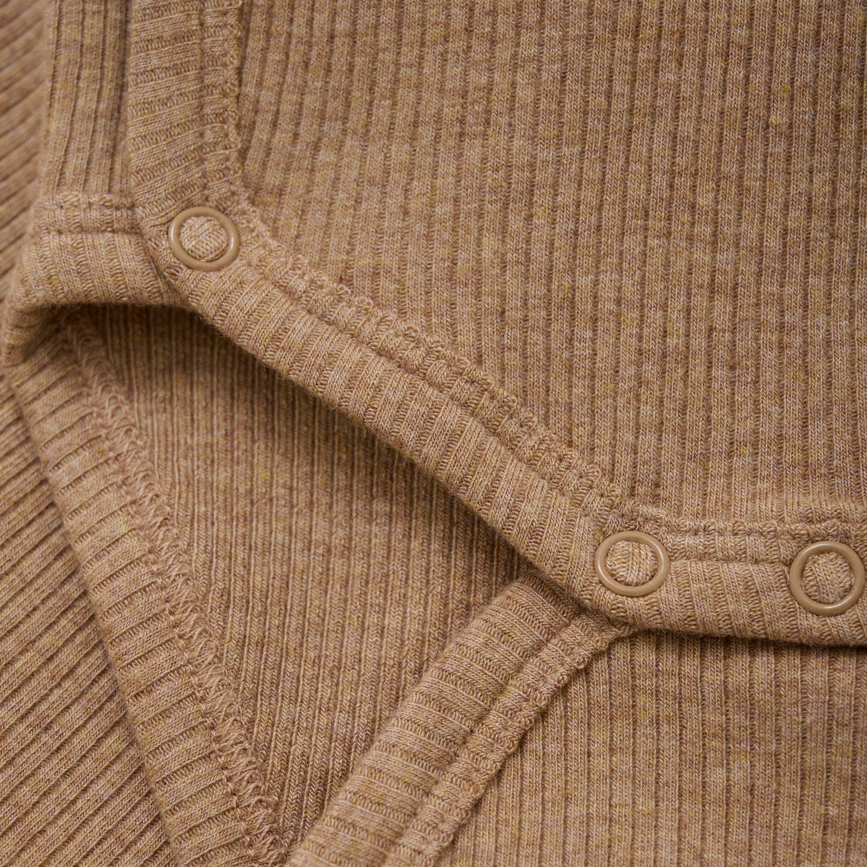 Der gerippte Wickel-Body in braun von Fixoni besticht durch eine Mischung aus Modal und&nbsp; Baumwolle und bietet somit angenehmen Tragekomfort für Ihr Baby. Das praktische Design sorgt für einfache Handhabung und hält Ihr Kind warm und geschützt. Ideal für den Alltag und vielseitig kombinierbar.