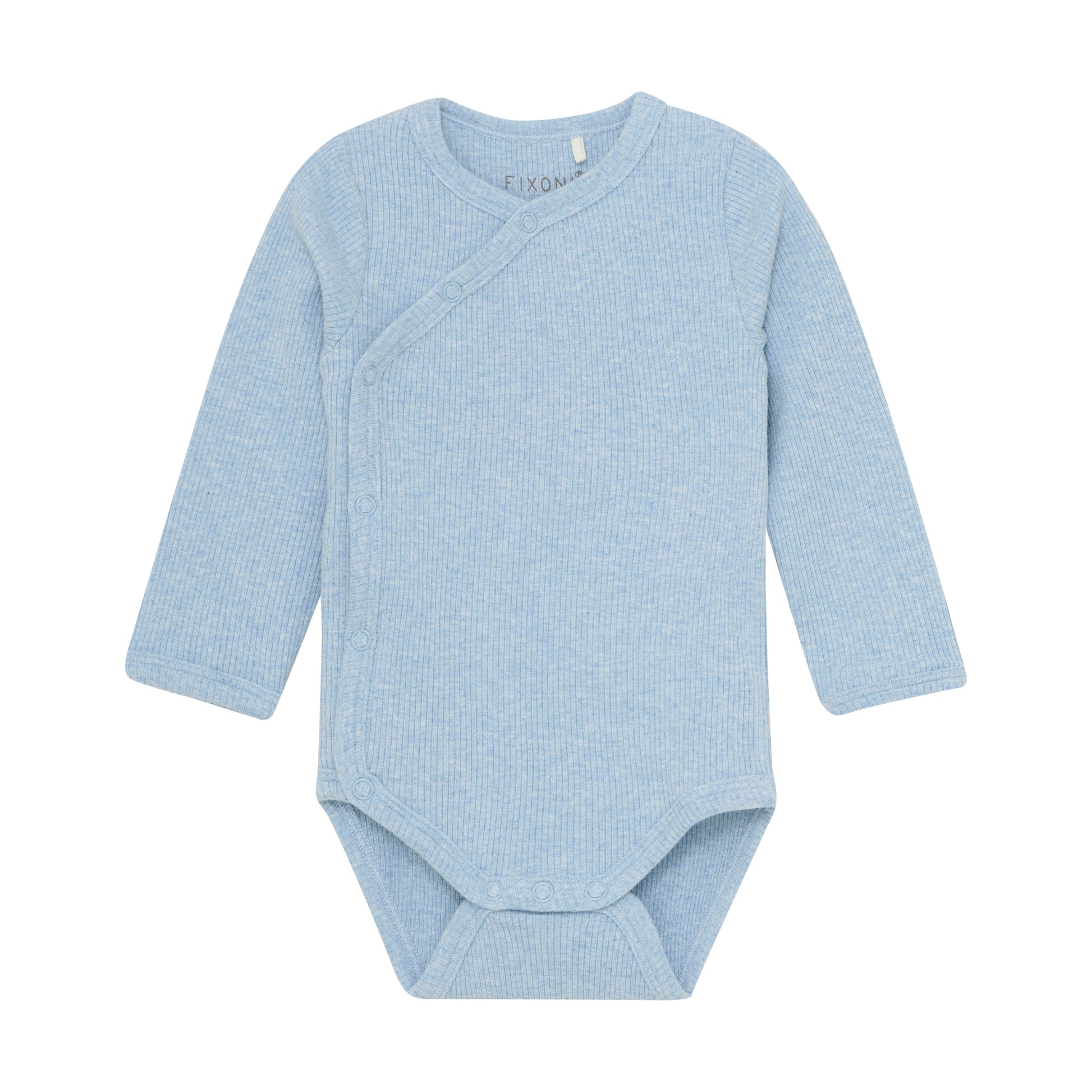 Der gerippte Wickel-Body in Blau von Fixoni besticht durch eine Mischung aus Modal und&nbsp; Baumwolle und bietet somit angenehmen Tragekomfort für Ihr Baby. Das praktische Design sorgt für einfache Handhabung und hält Ihr Kind warm und geschützt. Ideal für den Alltag und vielseitig kombinierbar.
