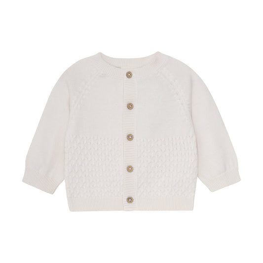Die beige Strickweste von Fixoni&nbsp;überzeugt mit hochwertiger Verarbeitung und weichem Material. Sie bietet angenehmen Tragekomfort und lässt sich vielseitig zu verschiedenen Outfits kombinieren – perfekt für stilbewusste Kinder.