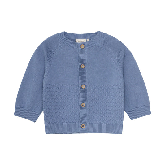 Die blaue Strickweste von Fixoni&nbsp;überzeugt mit hochwertiger Verarbeitung und weichem Material. Sie bietet angenehmen Tragekomfort und lässt sich vielseitig zu verschiedenen Outfits kombinieren – perfekt für stilbewusste Kinder.