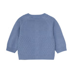 Die blaue Strickweste von Fixoni&nbsp;überzeugt mit hochwertiger Verarbeitung und weichem Material. Sie bietet angenehmen Tragekomfort und lässt sich vielseitig zu verschiedenen Outfits kombinieren – perfekt für stilbewusste Kinder.