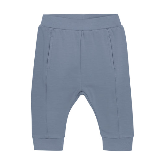 Beschreibung

Diese weiche Hose in einem tollen Blau von Fixoni bietet höchsten Tragekomfort und eine angenehme Passform für den ganzen Tag. Ideal für entspannte Stunden oder aktive Tage, verbindet sie Qualität mit stilvollem Design. Perfekt, um sich rundum wohlzufühlen.

Material

65% Viscose/ 30% Cotton 5% Elastane