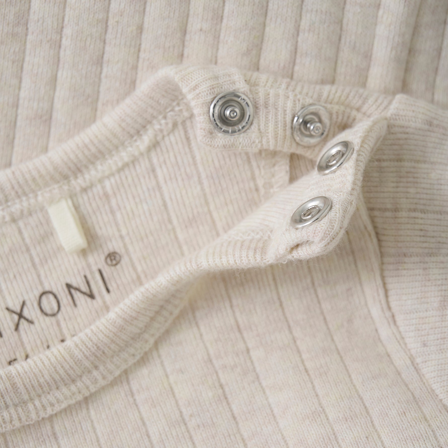 Beschreibung

Der gerippte Langarm-Body in Beige von Fixoni besteht aus weicher Baumwolle und bietet angenehmen Tragekomfort für Ihr Baby. Das praktische Design sorgt für einfache Handhabung und hält Ihr Kind warm und geschützt. Ideal für den Alltag und vielseitig kombinierbar.

Material

100% Cotton