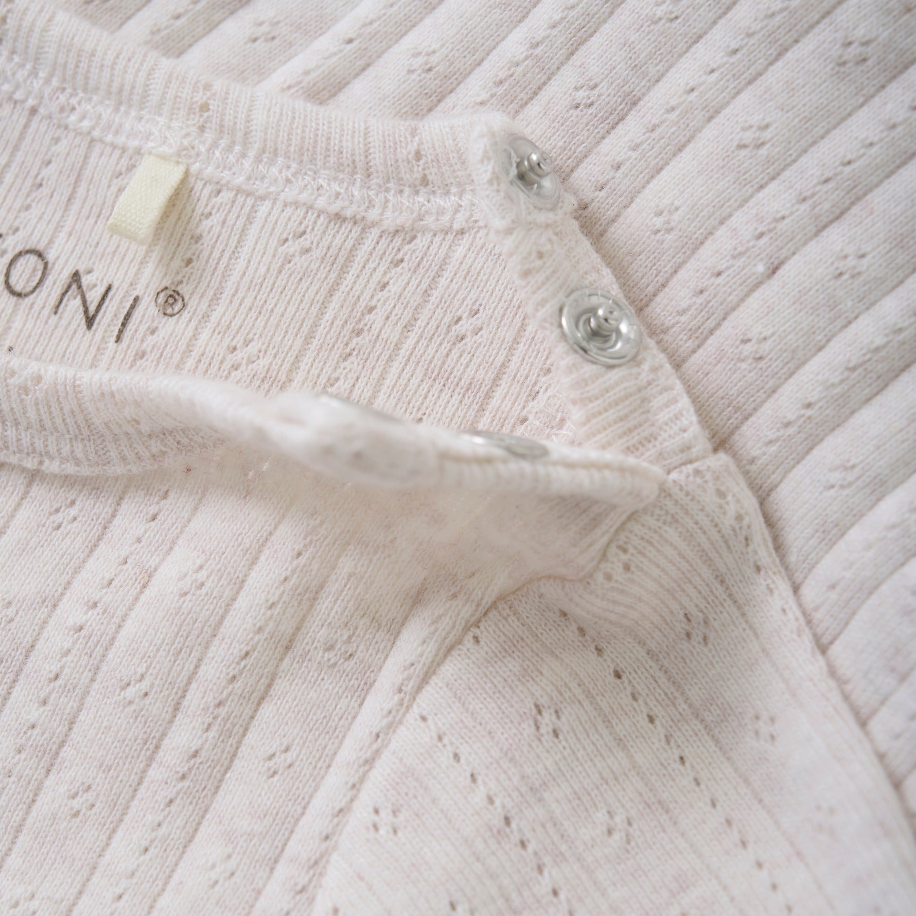 Beschreibung

Der gerippte Langarm-Body in Beige von Fixoni besteht aus weicher Baumwolle und bietet angenehmen Tragekomfort für Ihr Baby. Das praktische Design sorgt für einfache Handhabung und hält Ihr Kind warm und geschützt. Ideal für den Alltag und vielseitig kombinierbar.

Material

100% Cotton