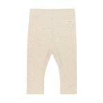 Diese beige Leggings aus weicher Baumwolle von Fixoni bietet eine perfekte Kombination aus Komfort und Flexibilität. Ihr anschmiegsamer Strick sorgt für eine angenehme Passform, die sich ideal für Alltag und Freizeit eignet. Ein vielseitiges Basic, das sich mühelos in jeden Look integrieren lässt.