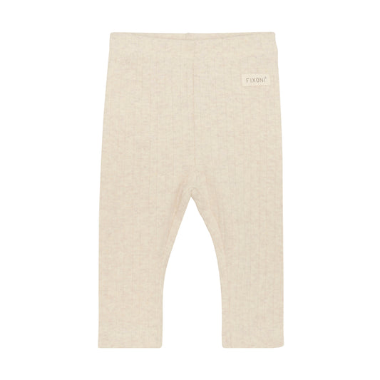 Diese beige Leggings aus weicher Baumwolle von Fixoni bietet eine perfekte Kombination aus Komfort und Flexibilität. Ihr anschmiegsamer Strick sorgt für eine angenehme Passform, die sich ideal für Alltag und Freizeit eignet. Ein vielseitiges Basic, das sich mühelos in jeden Look integrieren lässt.