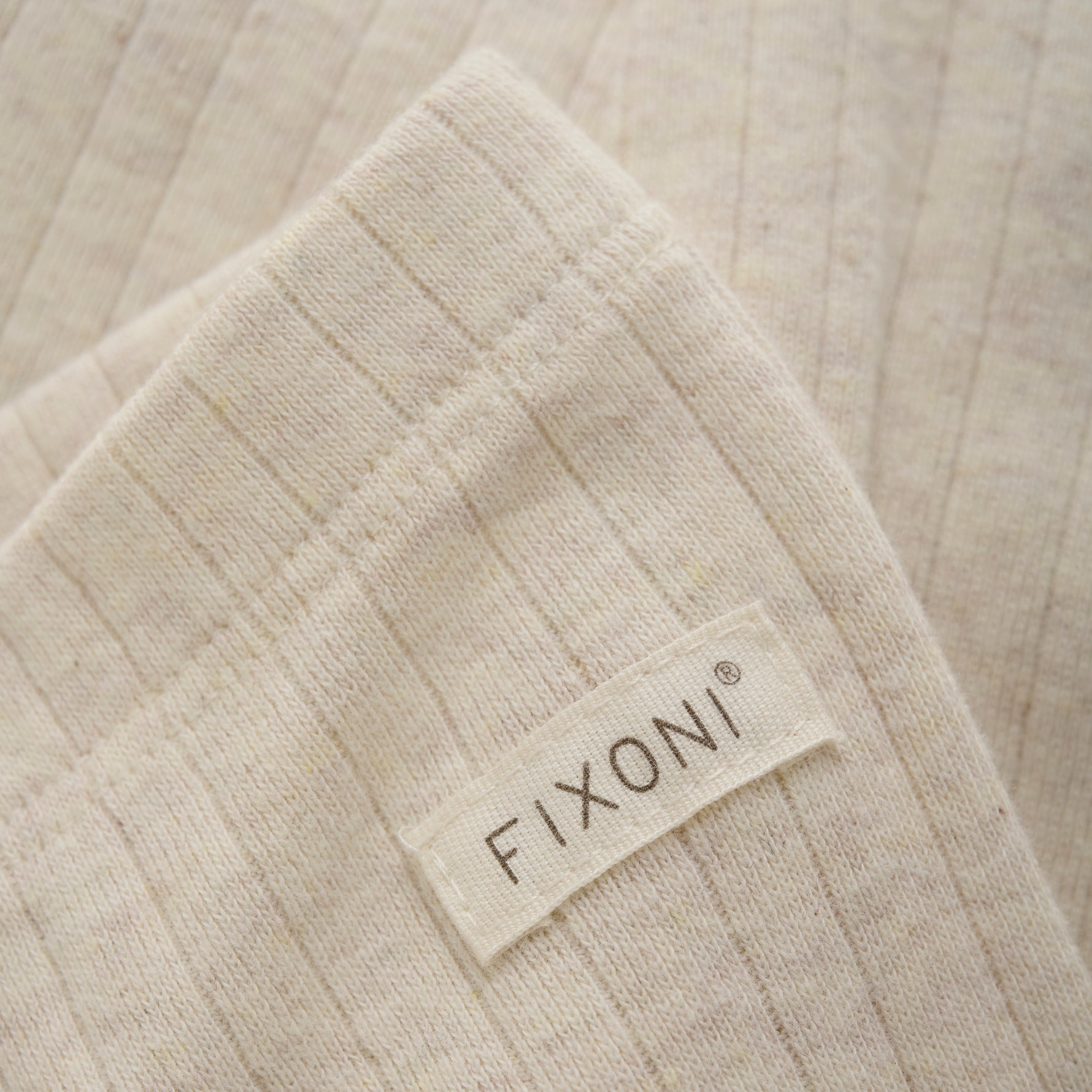 Diese beige Leggings aus weicher Baumwolle von Fixoni bietet eine perfekte Kombination aus Komfort und Flexibilität. Ihr anschmiegsamer Strick sorgt für eine angenehme Passform, die sich ideal für Alltag und Freizeit eignet. Ein vielseitiges Basic, das sich mühelos in jeden Look integrieren lässt.