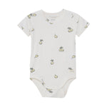 Kurzärmeliger Body von Fixoni mit charmantem Birnenmotiv – die perfekte Wahl für sommerliche Tage. Dieser stilvolle Sommerbody vereint Komfort mit einem verspielten Design für die warme Jahreszeit.