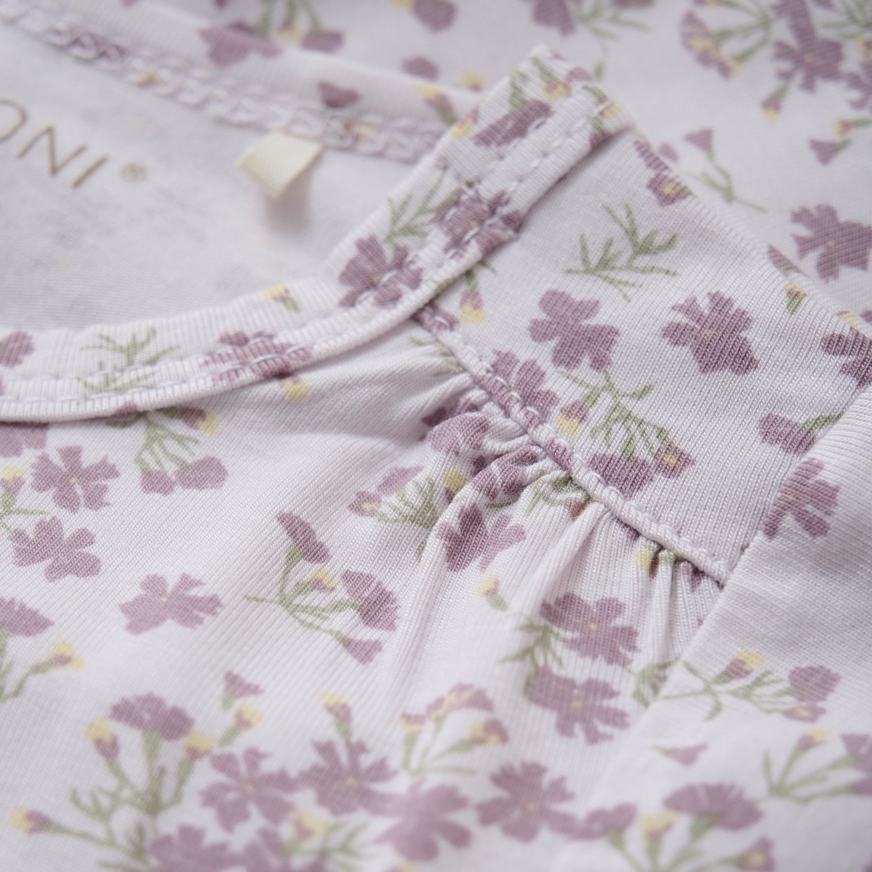 Kurzärmeliger Body von Fixoni mit elegantem Blumenmotiv, der Komfort und stilvolle Ästhetik vereint. Die hochwertige Verarbeitung garantiert optimale Passform für alltäglichen Tragekomfort.