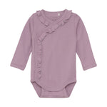 Der praktische Langarm-Wickelbody von Fixoni überzeugt durch seine Mischung aus weicher Baumwolle mit einem Modal-Anteil und bietet angenehmen Tragekomfort für Ihr Baby. Das praktische Design sorgt für einfache Handhabung und wächst durch den doppelten Druckknopfbereich im Schritt mit ihrem Kind mit. Ideal für den Alltag und vielseitig kombinierbar.
