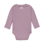 Der praktische Langarm-Wickelbody von Fixoni überzeugt durch seine Mischung aus weicher Baumwolle mit einem Modal-Anteil und bietet angenehmen Tragekomfort für Ihr Baby. Das praktische Design sorgt für einfache Handhabung und wächst durch den doppelten Druckknopfbereich im Schritt mit ihrem Kind mit. Ideal für den Alltag und vielseitig kombinierbar.
