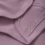 Der praktische Langarm-Wickelbody von Fixoni überzeugt durch seine Mischung aus weicher Baumwolle mit einem Modal-Anteil und bietet angenehmen Tragekomfort für Ihr Baby. Das praktische Design sorgt für einfache Handhabung und wächst durch den doppelten Druckknopfbereich im Schritt mit ihrem Kind mit. Ideal für den Alltag und vielseitig kombinierbar.
