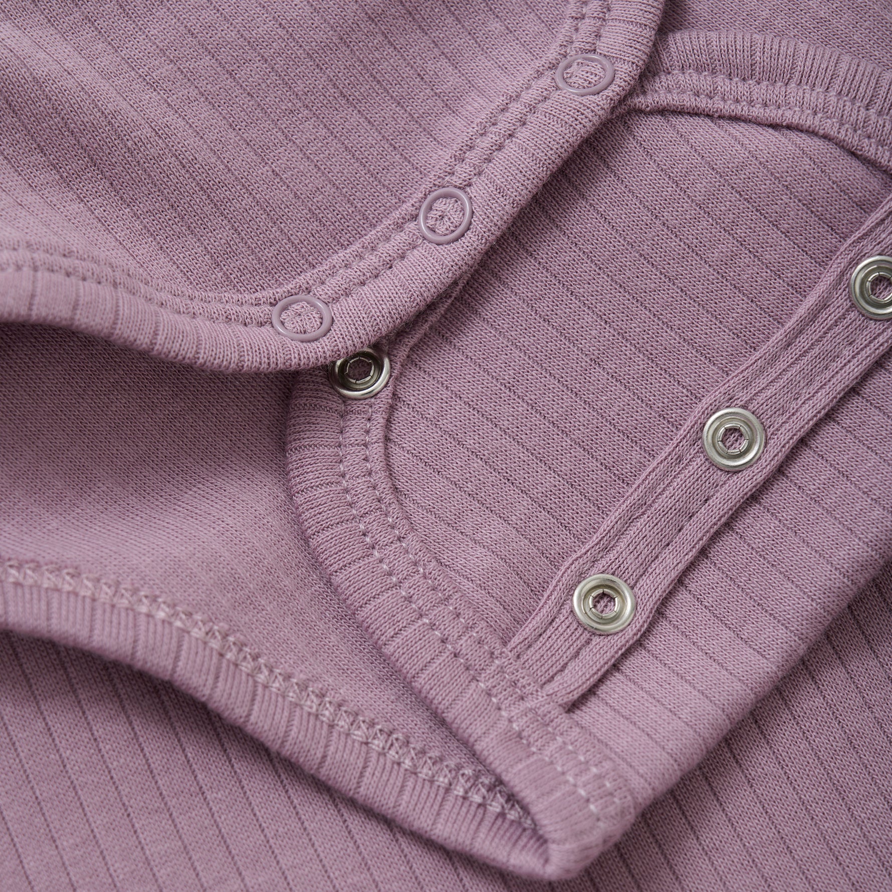 Der praktische Langarm-Wickelbody von Fixoni überzeugt durch seine Mischung aus weicher Baumwolle mit einem Modal-Anteil und bietet angenehmen Tragekomfort für Ihr Baby. Das praktische Design sorgt für einfache Handhabung und wächst durch den doppelten Druckknopfbereich im Schritt mit ihrem Kind mit. Ideal für den Alltag und vielseitig kombinierbar.
