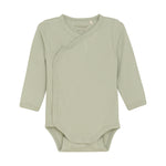 Der praktische Langarm-Wickelbody in frischem Mint von Fixoni überzeugt durch seine Mischung aus weicher Baumwolle mit einem Modal-Anteil und bietet angenehmen Tragekomfort für Ihr Baby. Das praktische Design sorgt für einfache Handhabung und hält Ihr Kind warm und geschützt. Ideal für den Alltag und vielseitig kombinierbar.