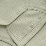 Der praktische Langarm-Wickelbody in frischem Mint von Fixoni überzeugt durch seine Mischung aus weicher Baumwolle mit einem Modal-Anteil und bietet angenehmen Tragekomfort für Ihr Baby. Das praktische Design sorgt für einfache Handhabung und hält Ihr Kind warm und geschützt. Ideal für den Alltag und vielseitig kombinierbar.