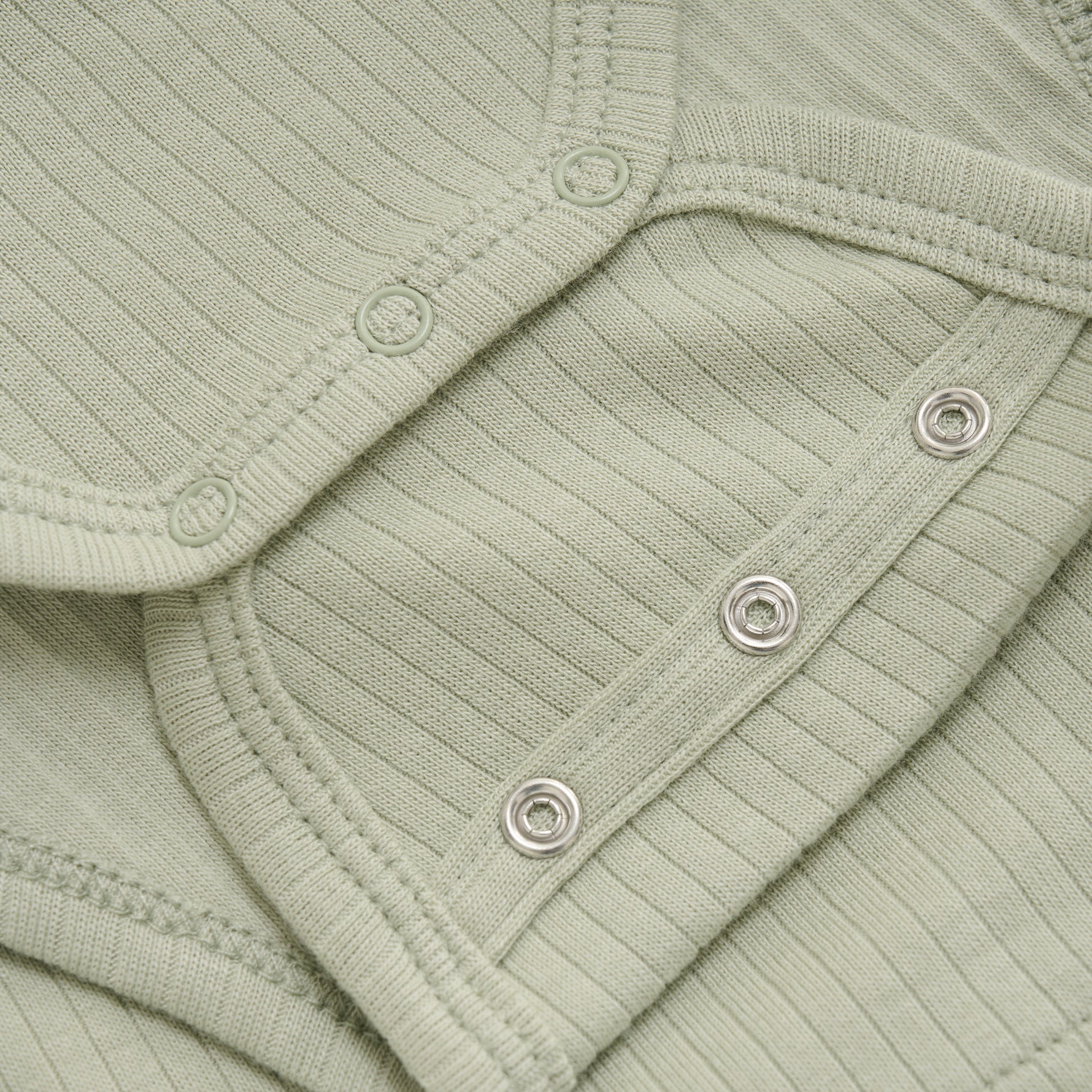 Der praktische Langarm-Wickelbody in frischem Mint von Fixoni überzeugt durch seine Mischung aus weicher Baumwolle mit einem Modal-Anteil und bietet angenehmen Tragekomfort für Ihr Baby. Das praktische Design sorgt für einfache Handhabung und hält Ihr Kind warm und geschützt. Ideal für den Alltag und vielseitig kombinierbar.