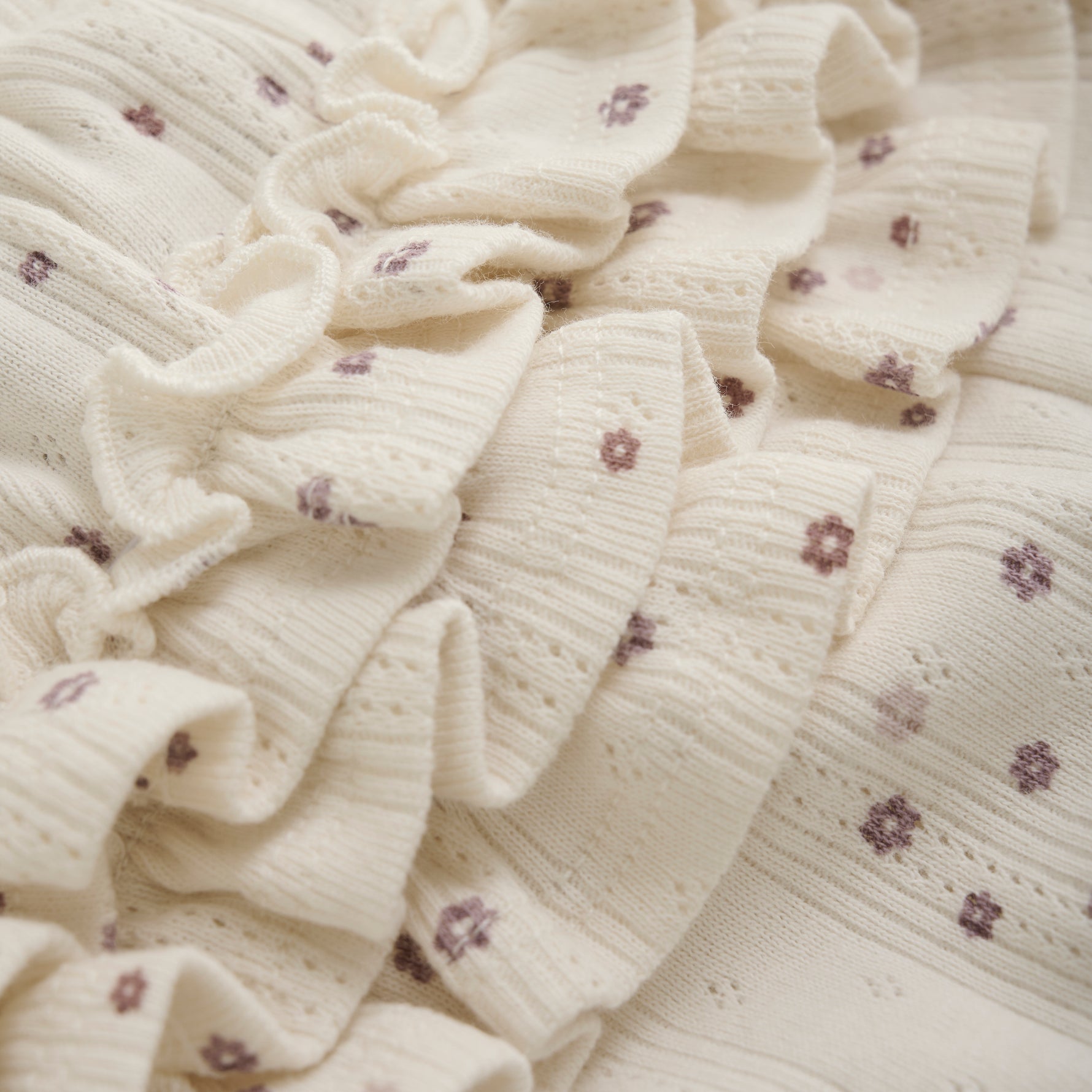 Diese Bloomers von Fixoni überzeugen mit einem zarten, dezenten Blumenmuster und bieten stilvollen Komfort für Ihr Kind.
