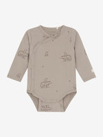 Der langärmlige Wickelbody von Fixoni in Beige überzeugt mit einem charmanten Bärenmotiv und bietet angenehmen Tragekomfort für Ihr Baby.