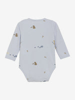 Der langärmlige Wickelbody von Fixoni in zartem Hellblau besticht durch kleine, zurückhaltende Tiermotive und verbindet elegantes Design mit angenehmem Tragekomfort.