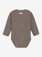 Dieser langärmlige Wickelbody von Fixoni besticht durch sein meliertes Braun und die feine Rippstruktur.