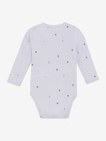 Langärmliger Wickelbody von Fixoni in zartem Helllila, gefertigt aus geripptem Material und verziert mit kleinen, dezenten violetten Herzmotiven.