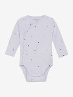 Langärmliger Wickelbody von Fixoni in zartem Helllila, gefertigt aus geripptem Material und verziert mit kleinen, dezenten violetten Herzmotiven.