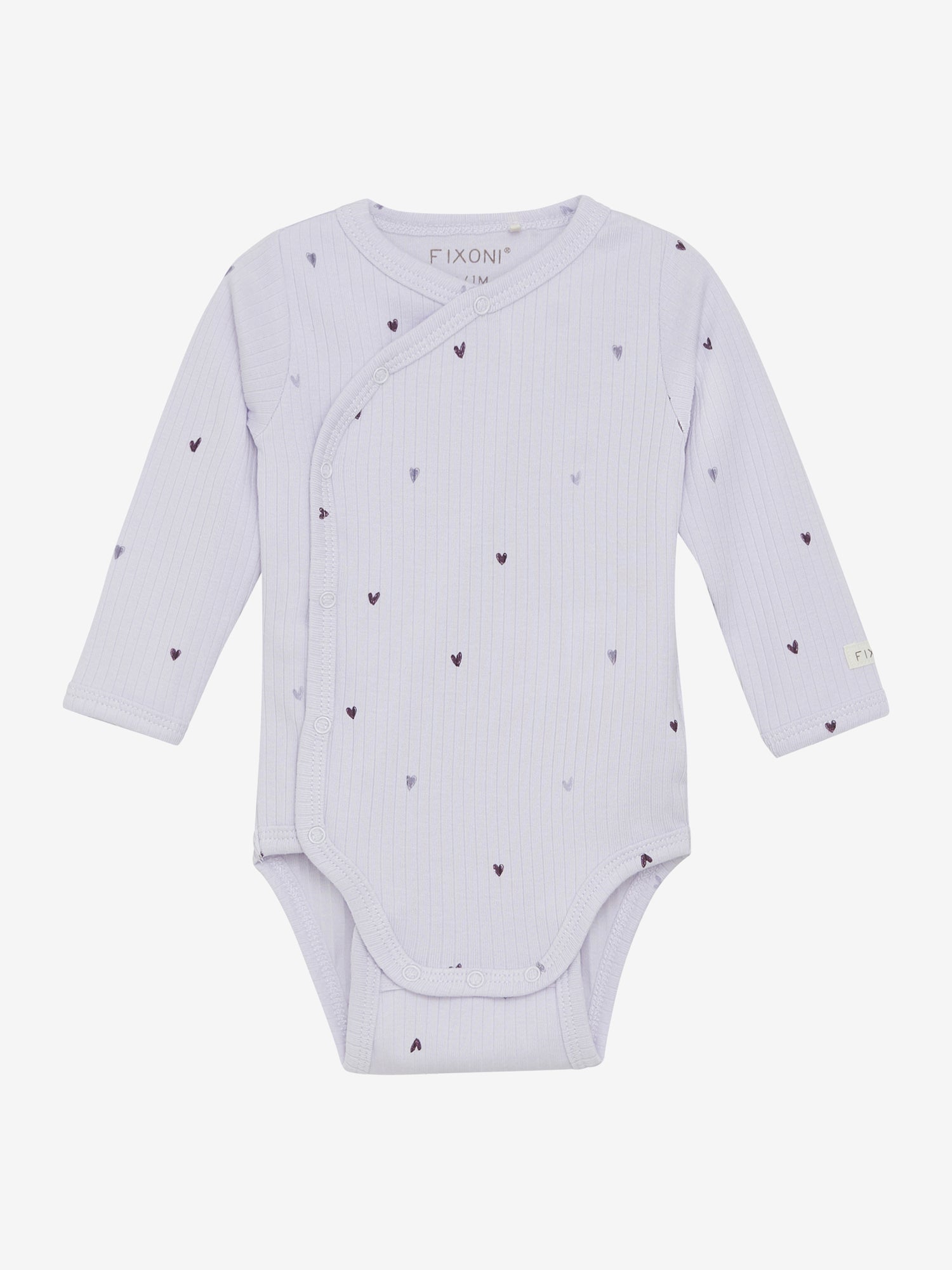 Langärmliger Wickelbody von Fixoni in zartem Helllila, gefertigt aus geripptem Material und verziert mit kleinen, dezenten violetten Herzmotiven.