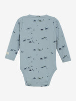 Der blaue Wickelbody aus Rippstrick von Fixoni ist mit feinen Dinosaurier-Motiven versehen und bietet eine hochwertige, bequeme Passform.