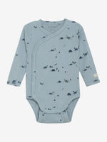 Der blaue Wickelbody aus Rippstrick von Fixoni ist mit feinen Dinosaurier-Motiven versehen und bietet eine hochwertige, bequeme Passform.