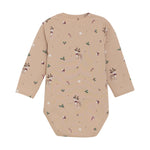 Dieser beige Langarm-Body von Fixoni überzeugt mit dezenten Weihnachtsmotiven und sorgt für festliche Stimmung bei Ihrem Baby.