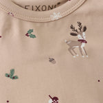 Dieser beige Langarm-Body von Fixoni überzeugt mit dezenten Weihnachtsmotiven und sorgt für festliche Stimmung bei Ihrem Baby.