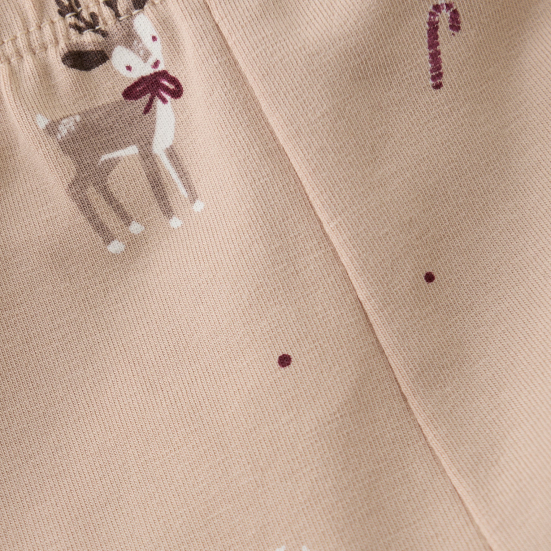 Diese beigen Leggings von Fixoni sind mit zarten Weihnachtsmotiven verziert und bringen festliche Stimmung in Ihren Alltag.