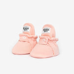 ie Kings &amp; Rebels Baby Booties wurden mit einem einfachen und praktischen Druckknopf- Verschluss entworfen, was das Anziehen von strampelnden Babys in wenigen Sekunden ermöglicht.

Der komplett um die Ferse verlaufende und über dem Knöchel sitzende, integrierte Gummizug verhindert auch bei sehr aktiven Babys das Herunterrutschen des Booties.

Alle Modelle der ´Cotton Classic´ und ´Cotton Gripper´ Linie sind aus haut- und umweltfreundlicher Baumwolle gefertigt, was für hohen Tragekomfort auch bei frühlin