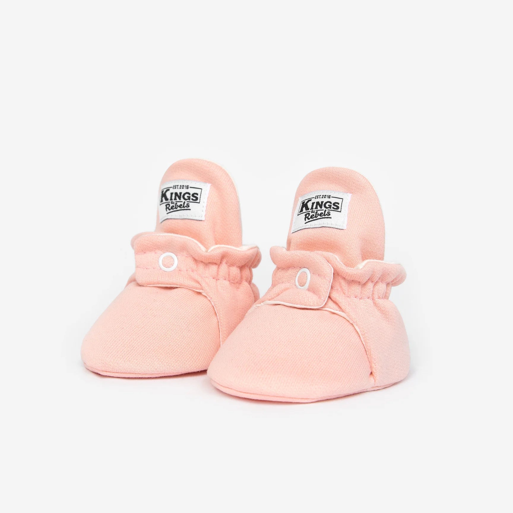 ie Kings &amp; Rebels Baby Booties wurden mit einem einfachen und praktischen Druckknopf- Verschluss entworfen, was das Anziehen von strampelnden Babys in wenigen Sekunden ermöglicht.

Der komplett um die Ferse verlaufende und über dem Knöchel sitzende, integrierte Gummizug verhindert auch bei sehr aktiven Babys das Herunterrutschen des Booties.

Alle Modelle der ´Cotton Classic´ und ´Cotton Gripper´ Linie sind aus haut- und umweltfreundlicher Baumwolle gefertigt, was für hohen Tragekomfort auch bei frühlin