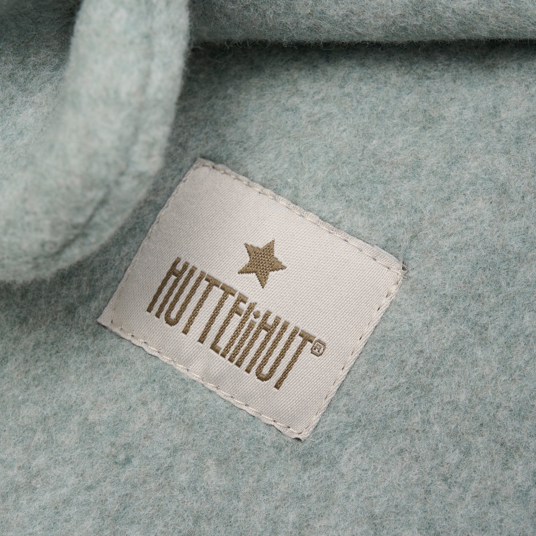 Niedliche Sturmmütze mit zwei Bärenohren von HUTTEliHUT. Die Mütze besteht aus Baumwollfleece, das sich weich und bequem anfühlt.