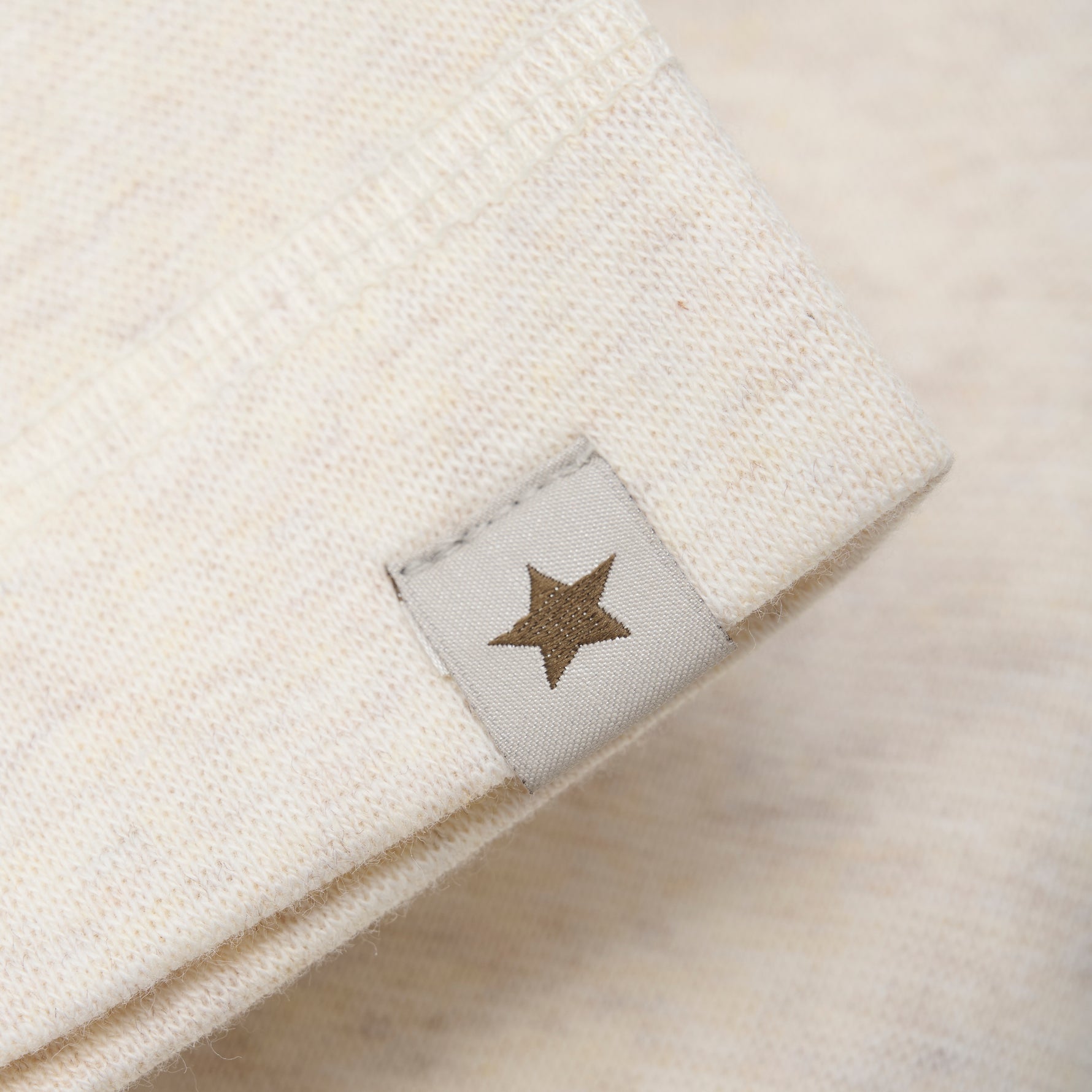 Beschreibung

Süße Ribmütze von HUTTEliHUT. Die Mütze hat eine runde Kopfform und wird unten umgeschlagen. Besteht aus einer Baumwollmischung, die sich weich und bequem anfühlt.