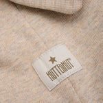 Diese beige, gerippte Wollhaube von Huttelihut bietet angenehme Wärme und stilvollen Schutz bei kaltem Wetter.