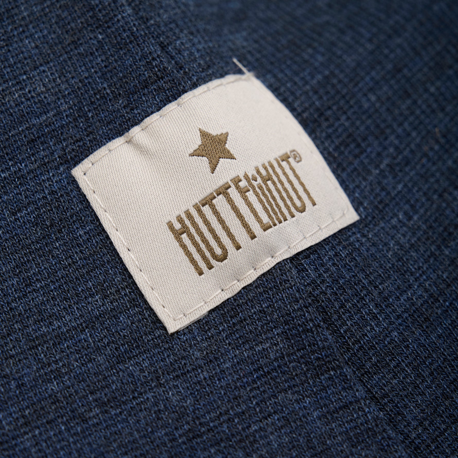 Diese dunkelblaue Balaclava von Huttelihut ist ideal, um Ihr Kind bei kalten Temperaturen warm und geschützt zu halten.