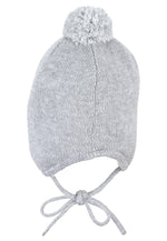 Diese graue Strickmütze von Sterntaler besticht durch ihren charmanten Pompon und sorgt für stilvolle Wärme an kalten Tagen.