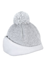 Diese graue Strickmütze von Sterntaler besticht durch ihren charmanten Pompon und sorgt für stilvolle Wärme an kalten Tagen.