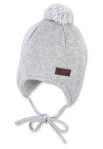 Diese graue Strickmütze von Sterntaler besticht durch ihren charmanten Pompon und sorgt für stilvolle Wärme an kalten Tagen.