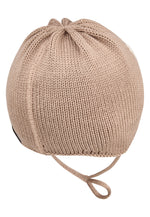 Diese braune Strickmütze von Sterntaler besticht durch ein weißes Bärenmotiv und sorgt für warmen Komfort mit einem charmanten Look.