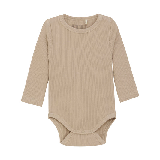 Entdecken Sie unseren kuscheligen und bequemen Basic Body von Huttelihut langarm in beige für Babys. Die weichen Rippungen bieten höchsten Tragekomfort und schmiegen sich sanft an die empfindliche Haut Ihres Babys an. Perfekt für den Alltag, damit Ihr Kind sich frei bewegen kann.