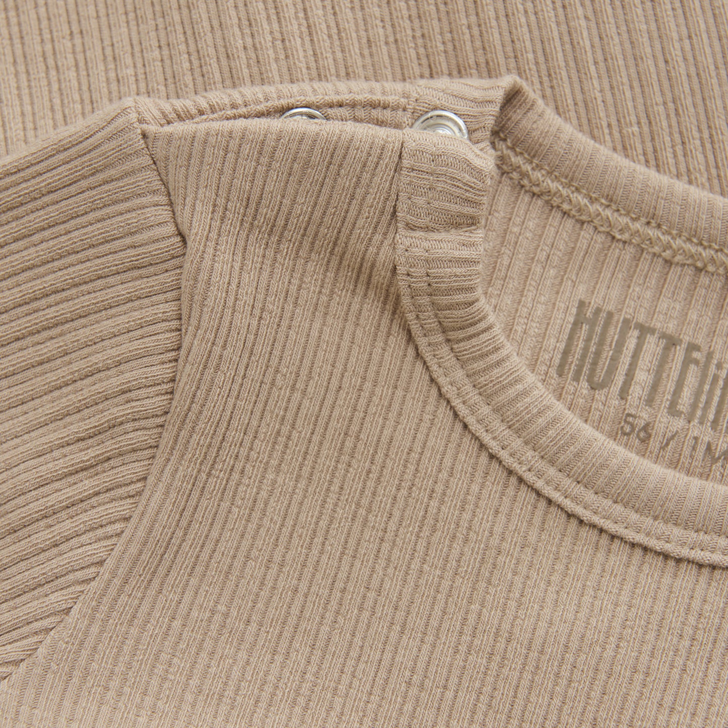Entdecken Sie unseren kuscheligen und bequemen Basic Body langarm in beige für Babys. Die weichen Rippungen bieten höchsten Tragekomfort und schmiegen sich sanft an die empfindliche Haut Ihres Babys an. Perfekt für den Alltag, damit Ihr Kind sich frei bewegen kann.