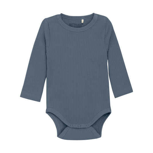 Der langarm Body in Huttelihut in blau ist perfekt für Babys und besteht aus einem weichen, gerippten Material. Mit seinem praktischen Design bietet er sowohl Komfort als auch Stil. Halten Sie Ihr Baby in diesem kuscheligen Body warm und gemütlich, während es gleichzeitig modisch aussieht.