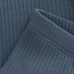 Unsere Leggings Rib in Blau sind das perfekte Kleidungsstück für Babys. Dank des speziellen Rippenmaterials sind sie besonders bequem und bieten eine optimale Passform. Ihr Baby wird sich in ihnen pudelwohl fühlen. Perfekt für den täglichen Tragekomfort.