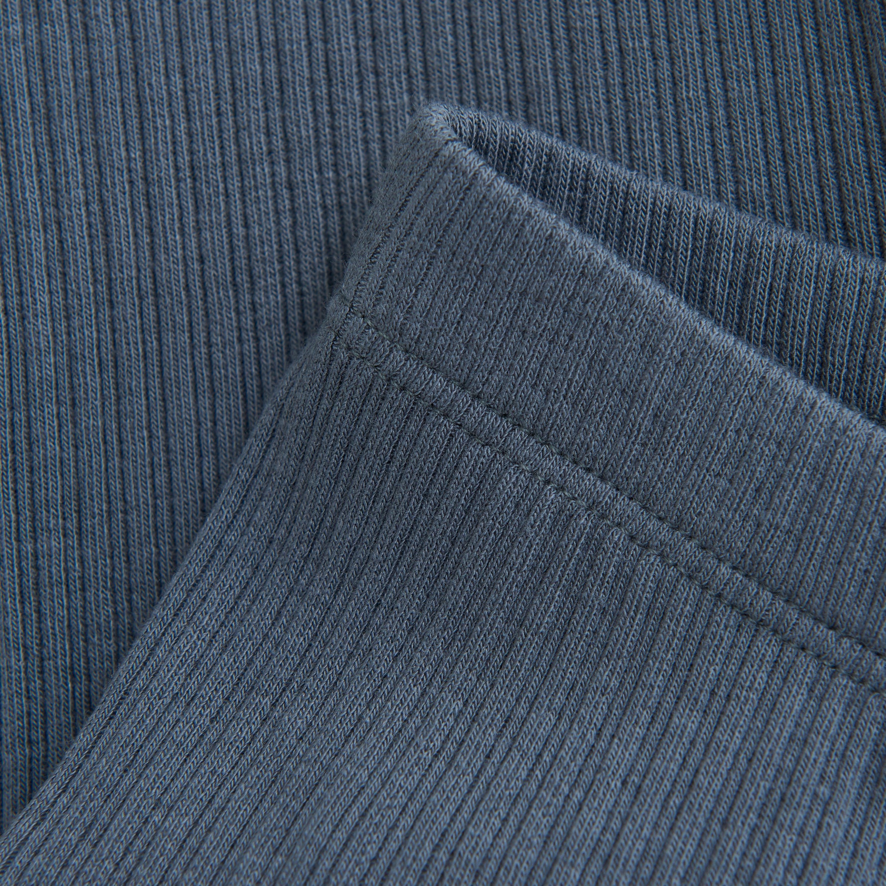 Unsere Leggings Rib in Blau sind das perfekte Kleidungsstück für Babys. Dank des speziellen Rippenmaterials sind sie besonders bequem und bieten eine optimale Passform. Ihr Baby wird sich in ihnen pudelwohl fühlen. Perfekt für den täglichen Tragekomfort.