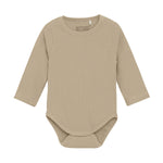 Beschreibung

Süßer einfarbiger Ripp-Bodysuit von HUTTEliHUT. Der Bodysuit hat lange Ärmel und wird mit Druckknöpfen an der Schulter und zwischen den Beinen geschlossen. Hergestellt aus einer unglaublich weichen Qualität.