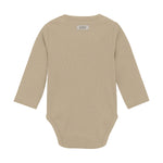 Beschreibung

Süßer einfarbiger Ripp-Bodysuit von HUTTEliHUT. Der Bodysuit hat lange Ärmel und wird mit Druckknöpfen an der Schulter und zwischen den Beinen geschlossen. Hergestellt aus einer unglaublich weichen Qualität.